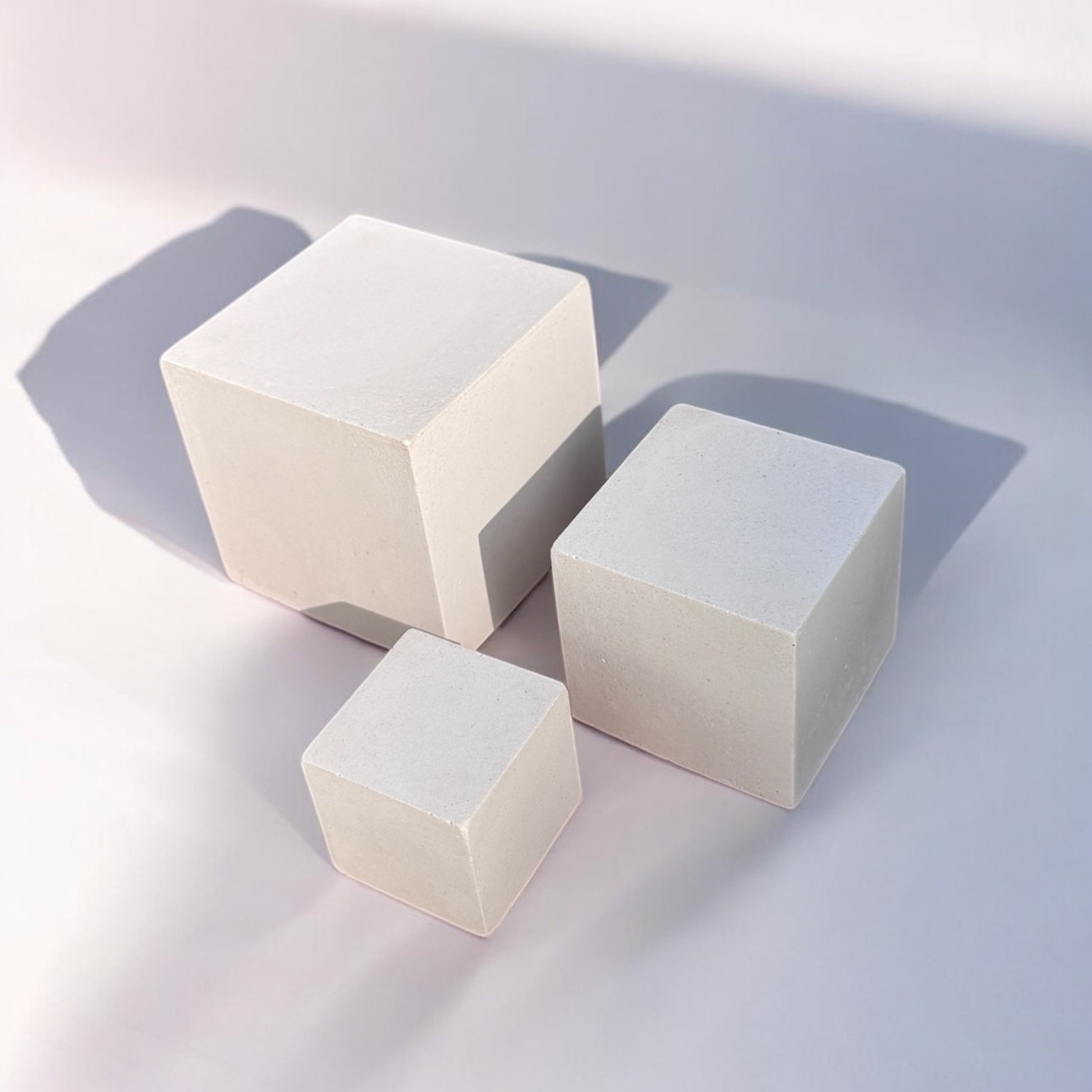 Trois cubes en béton blanc - Atelier IDeco