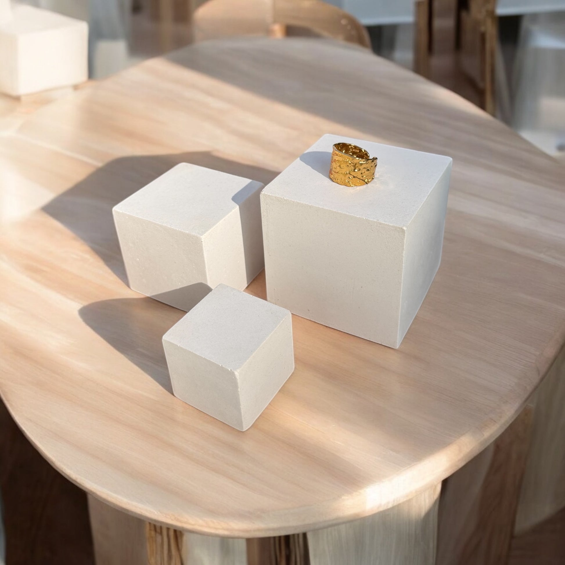 Trois cubes en béton blanc - Atelier IDeco